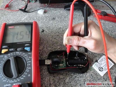 創意無極限 為無線鼠標換上內置充電電池，實現通電狀態下的便捷維護與電壓測量